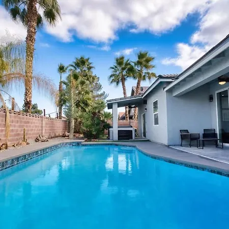 Vegas Oasis Close 2 Strip! Private Hot Tub & Heated Pool